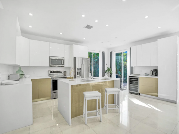 Hollywood 4 Bedroom Home with Private Pool