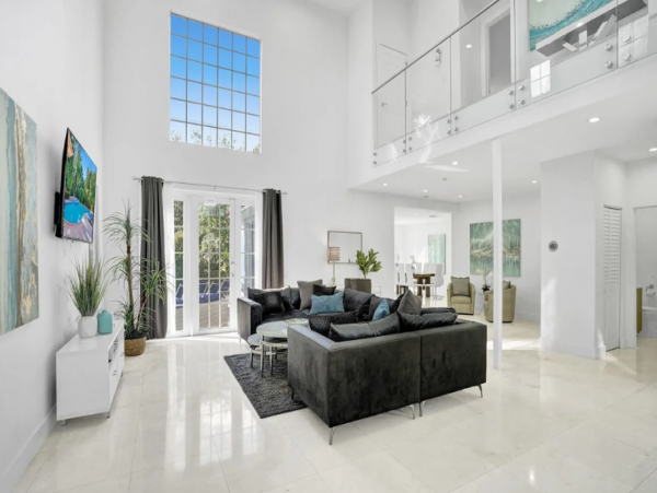 Hollywood 4 Bedroom Home with Private Pool