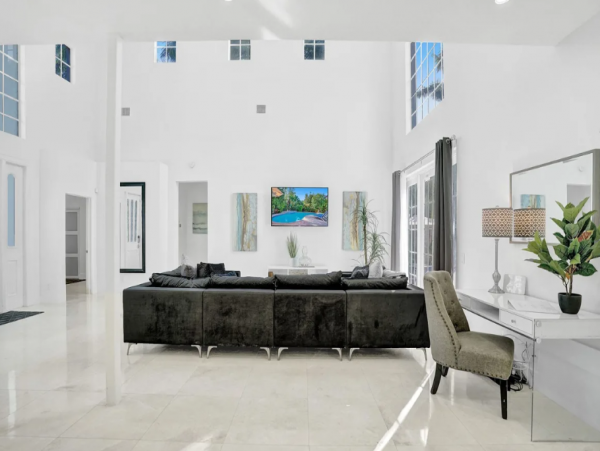 Hollywood 4 Bedroom Home with Private Pool
