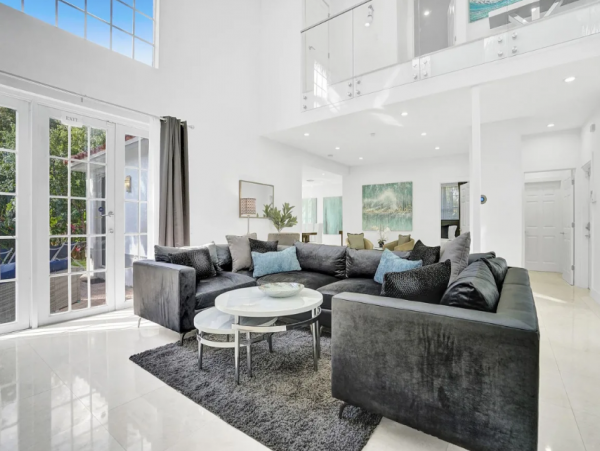 Hollywood 4 Bedroom Home with Private Pool