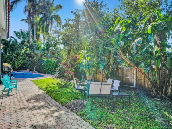 Hollywood 4 Bedroom Home with Private Pool