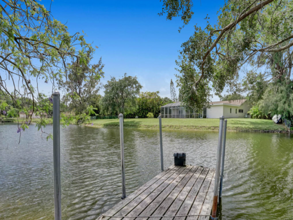 Beautiful Lakefront 6 Bedroom Home with Private Pool