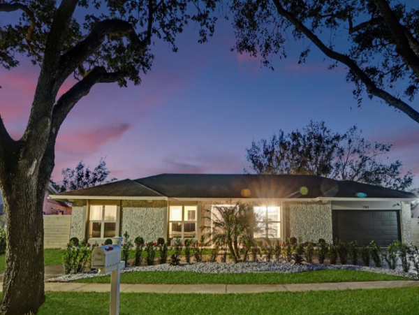 Beautiful Lakefront 6 Bedroom Home with Private Pool