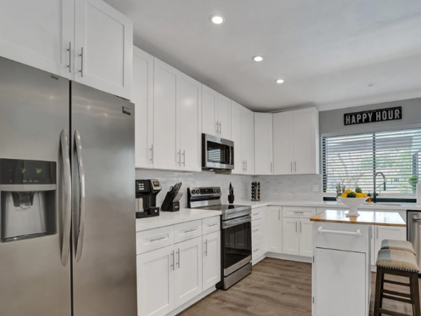Beautiful Lakefront 6 Bedroom Home with Private Pool