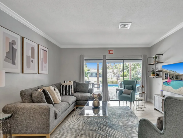 Beautiful Lakefront 6 Bedroom Home with Private Pool