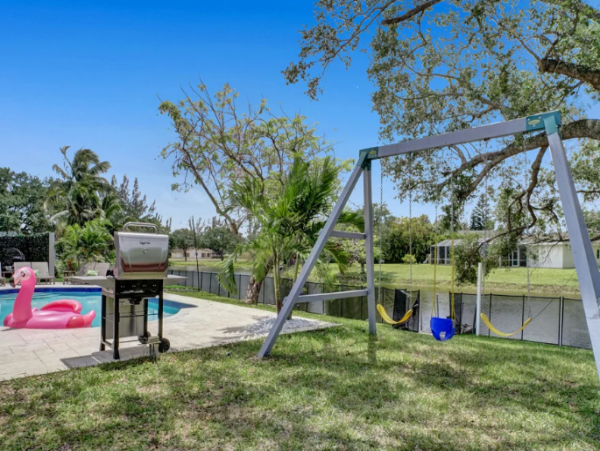 Beautiful Lakefront 6 Bedroom Home with Private Pool