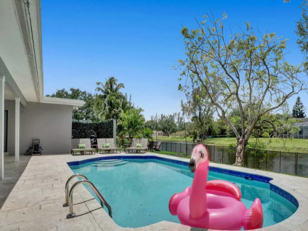 Beautiful Lakefront 6 Bedroom Home with Private Pool