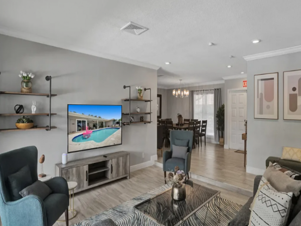 Beautiful Lakefront 6 Bedroom Home with Private Pool