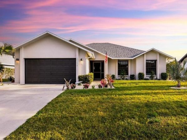 Cape Coral Vacation Home Six Bedroom