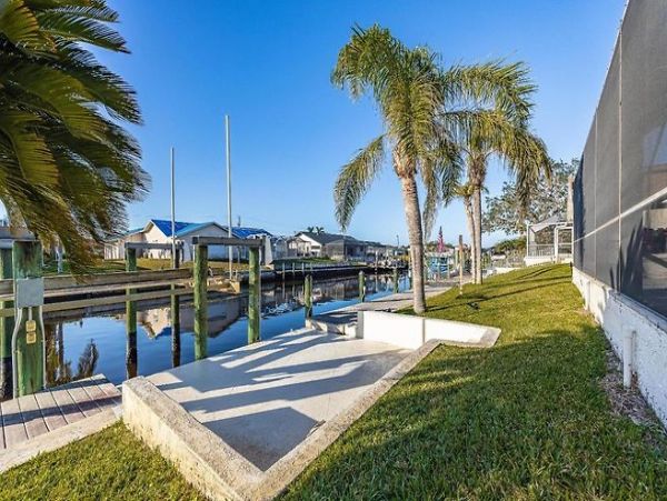 Cape Coral Vacation Home Six Bedroom