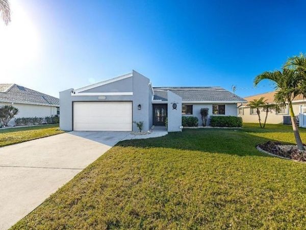 Cape Coral Vacation Home Six Bedroom