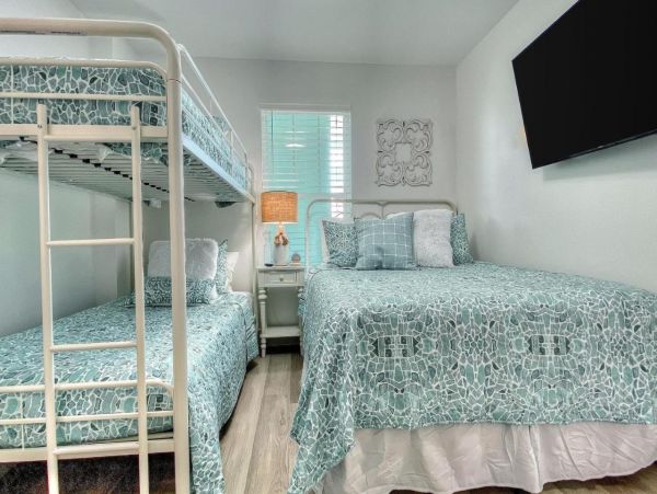 Beach Condo with 3 Bedrooms in Madeira Beach