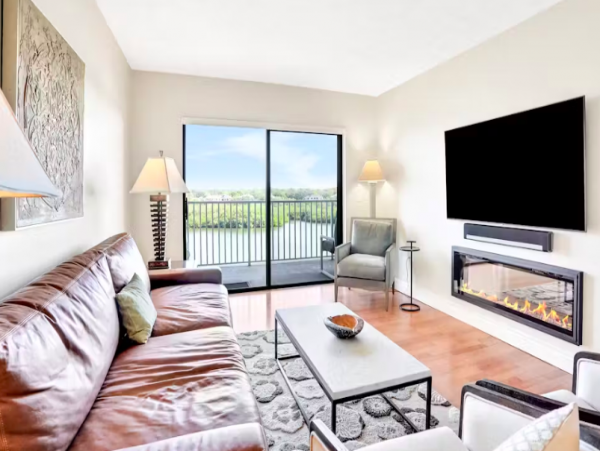 Elegant 2 Bedroom Condo with water views near the beach, pool & hot tub
