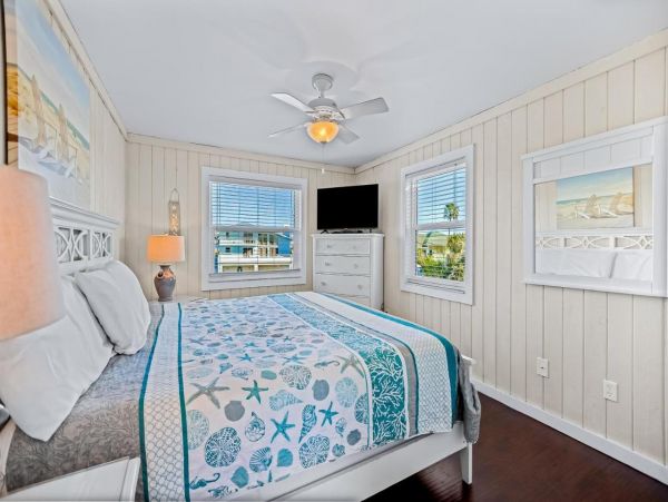 Beach-View Condo with 3 Bedrooms in Belleair Beach