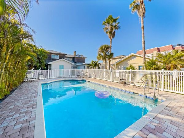 Beach-View Condo with 3 Bedrooms in Belleair Beach