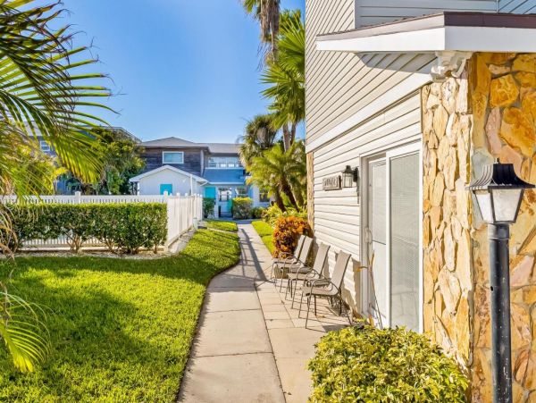 Beach-View Condo with 3 Bedrooms in Belleair Beach