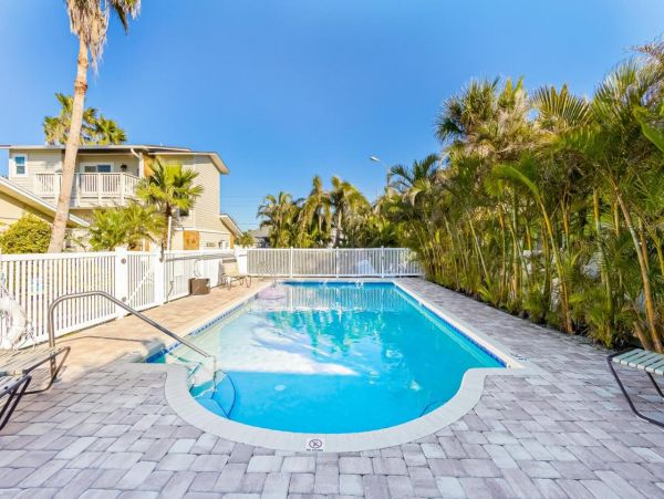Beach-View Condo with 3 Bedrooms in Belleair Beach