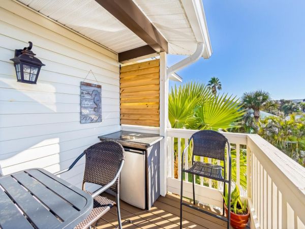 Beach-View Condo with 3 Bedrooms in Belleair Beach