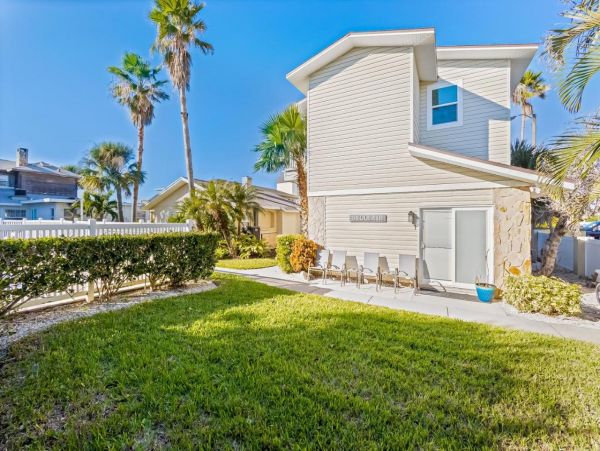 Beach-View Condo with 3 Bedrooms in Belleair Beach