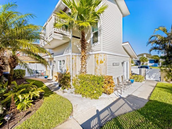 Beach-View Condo with 3 Bedrooms in Belleair Beach