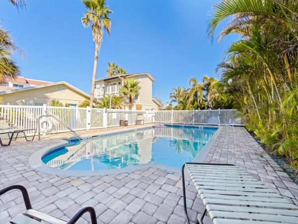 Beach-View Condo with 3 Bedrooms in Belleair Beach
