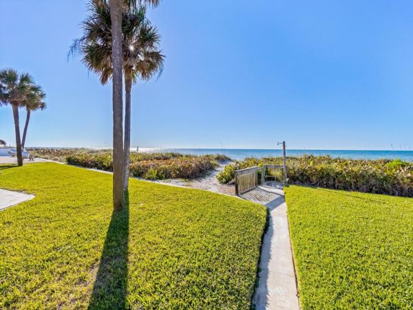 Beach-View Condo with 3 Bedrooms in Belleair Beach
