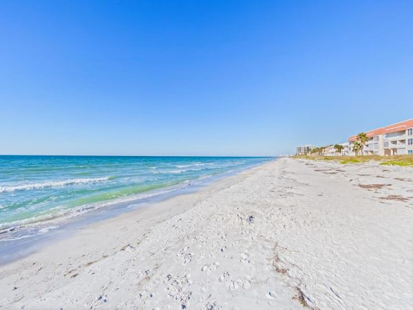 Beach-View Condo with 3 Bedrooms in Belleair Beach