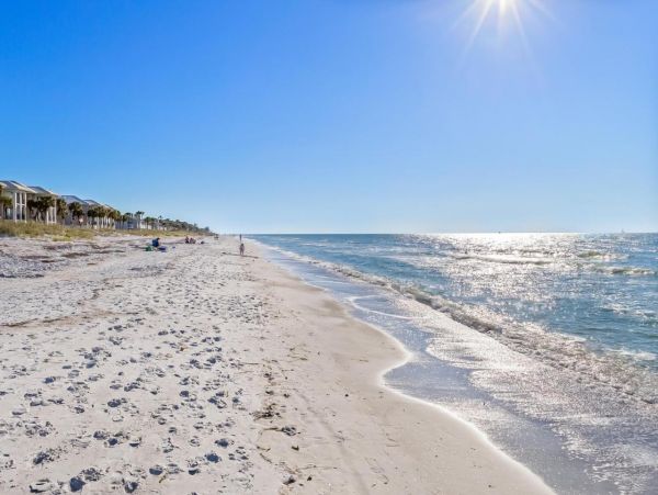 Beach-View Condo with 3 Bedrooms in Belleair Beach