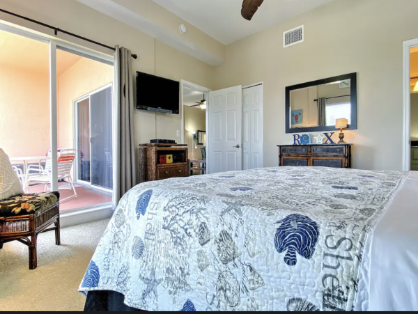 Lovely Lanai & Water Views Maderia Beach Rental