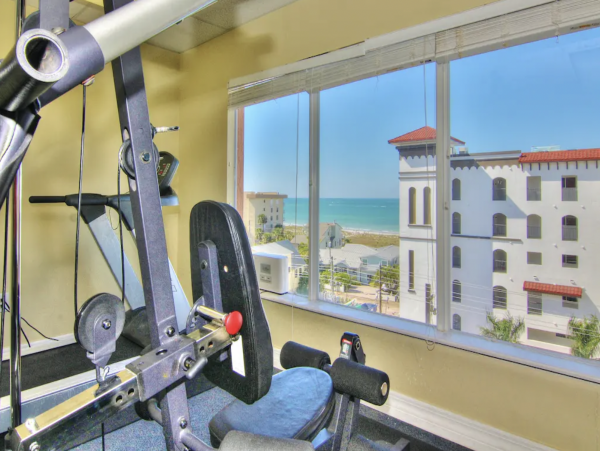 Lovely Lanai & Water Views Maderia Beach Rental
