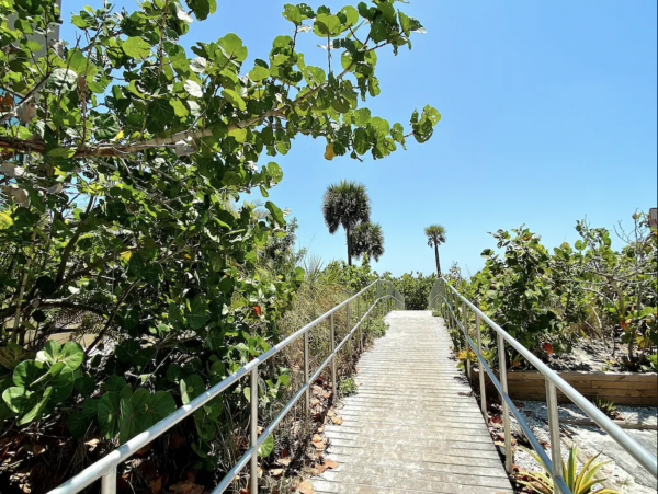 Lovely Lanai & Water Views Maderia Beach Rental