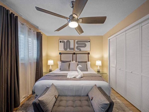 Largo Vacation Home Eight Bedroom with Fantastic Outdoors