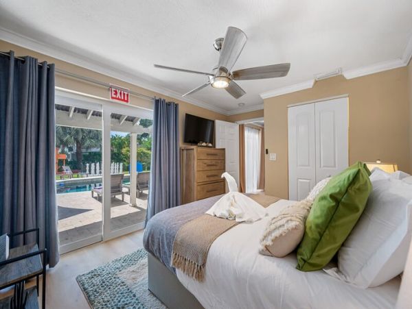 Largo Vacation Home Eight Bedroom with Fantastic Outdoors