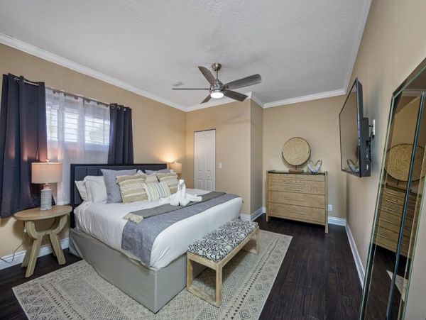 Largo Vacation Home Eight Bedroom with Fantastic Outdoors