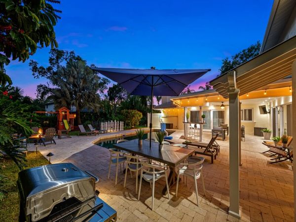 Largo Vacation Home Eight Bedroom with Fantastic Outdoors