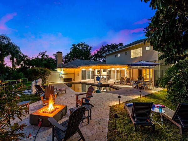 Largo Vacation Home Eight Bedroom with Fantastic Outdoors
