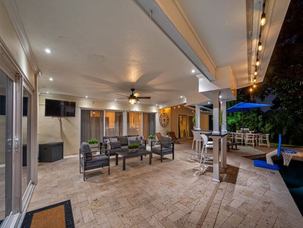 Largo Vacation Home Eight Bedroom with Fantastic Outdoors