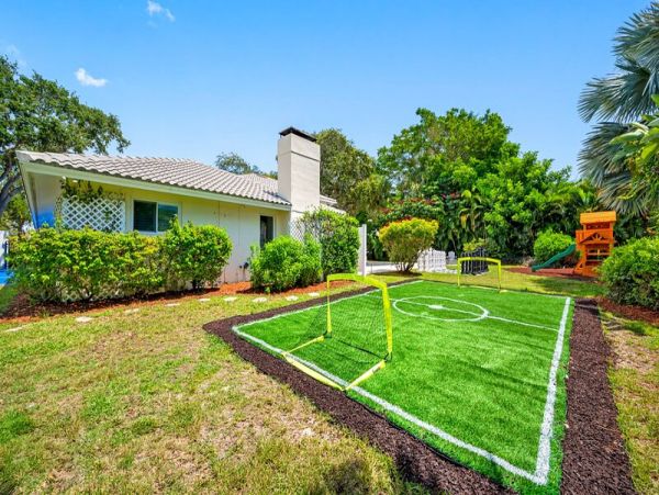 Largo Vacation Home Eight Bedroom with Fantastic Outdoors