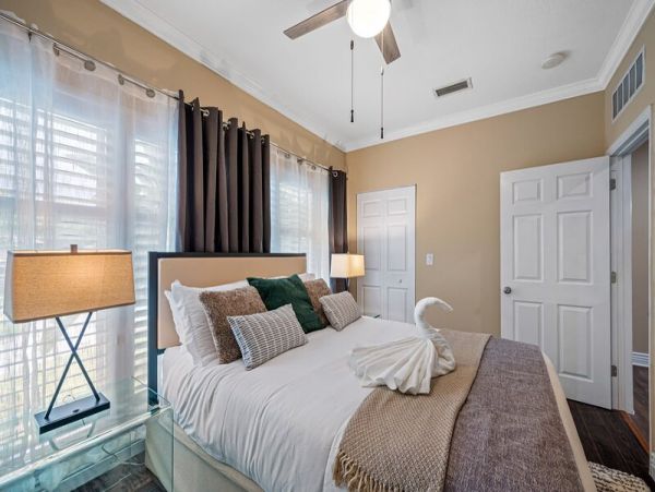 Largo Vacation Home Eight Bedroom with Fantastic Outdoors