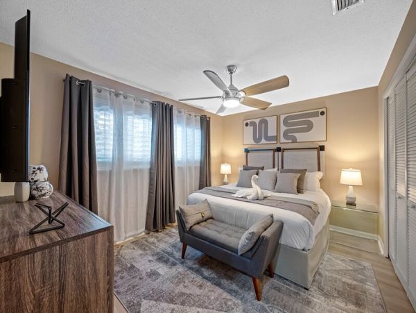 Largo Vacation Home Eight Bedroom with Fantastic Outdoors