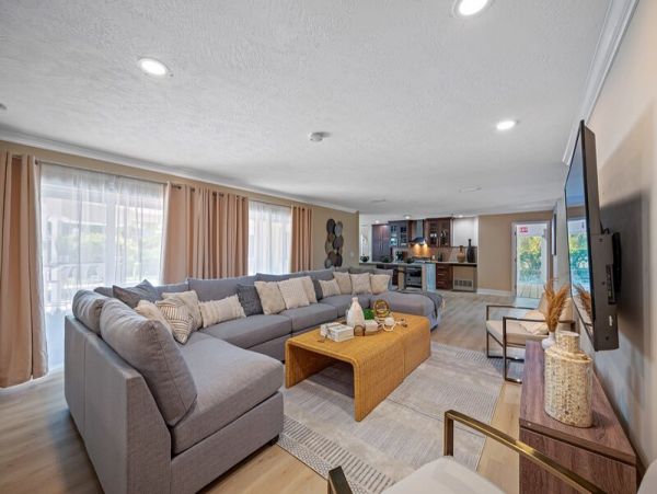 Largo Vacation Home Eight Bedroom with Fantastic Outdoors