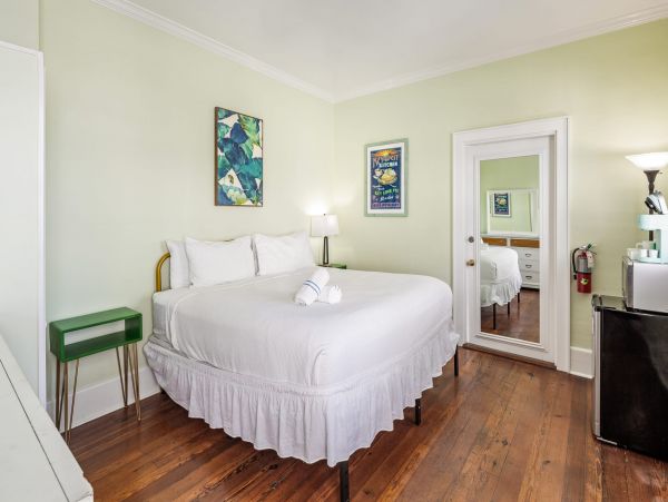 Beautiful Key West Vacation Pool Home Sleeps 19 Guests