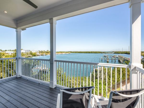 Contemporary Waterfront 4 Bedroom Vacation Rental