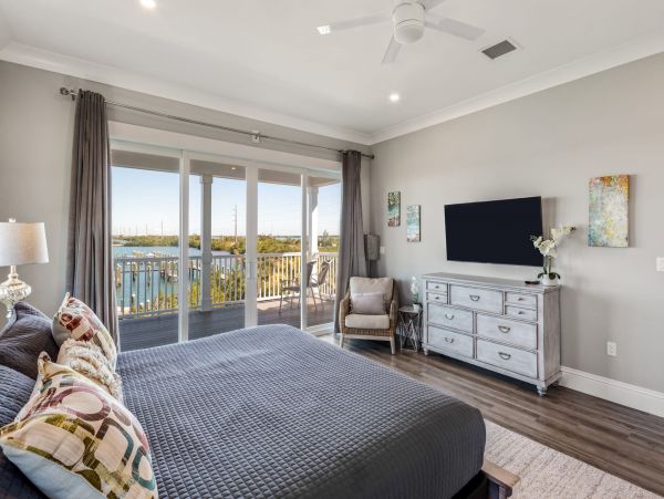 Contemporary Waterfront 4 Bedroom Vacation Rental