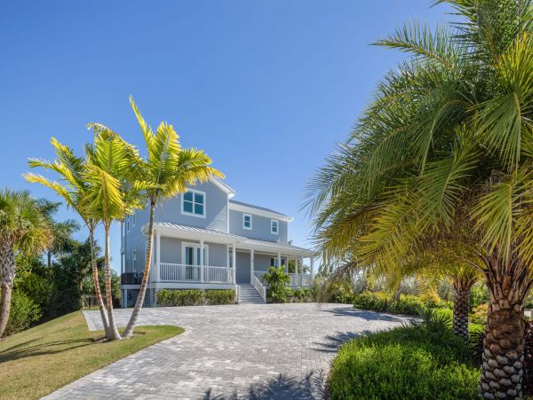 Contemporary Waterfront 4 Bedroom Vacation Rental
