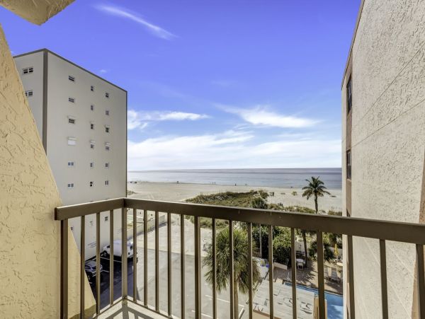 Spacious 1-Bedroom Condo with Gulf Views