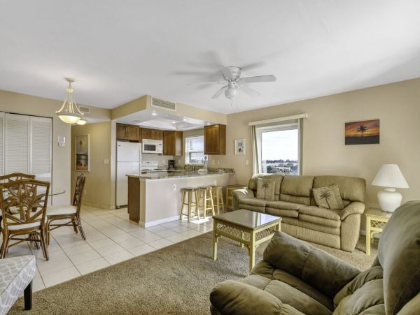 Spacious 1-Bedroom Condo with Gulf Views