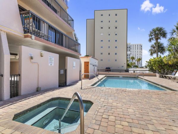 Spacious 1-Bedroom Condo with Gulf Views
