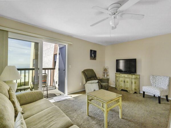 Spacious 1-Bedroom Condo with Gulf Views