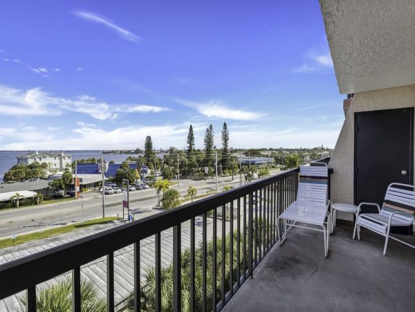 St. Petersburg Condo 1048114